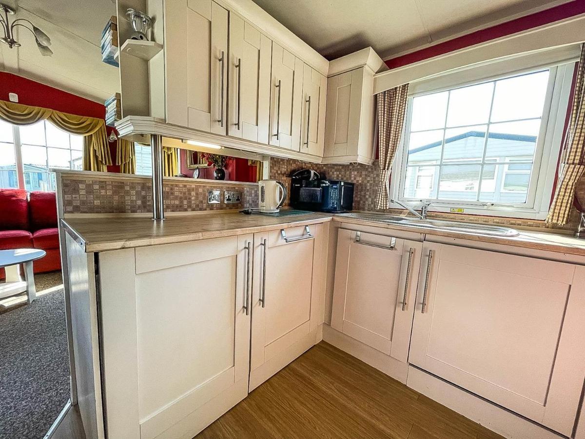 Superb Caravan With Decking Nearby Scratby Beach In Norfolk Ref 50030H Great Yarmouth Exteriér fotografie
